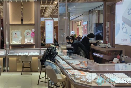 節(jié)日促銷點(diǎn)亮“黃金熱”，年輕人引領(lǐng)美發(fā)飾品新潮流